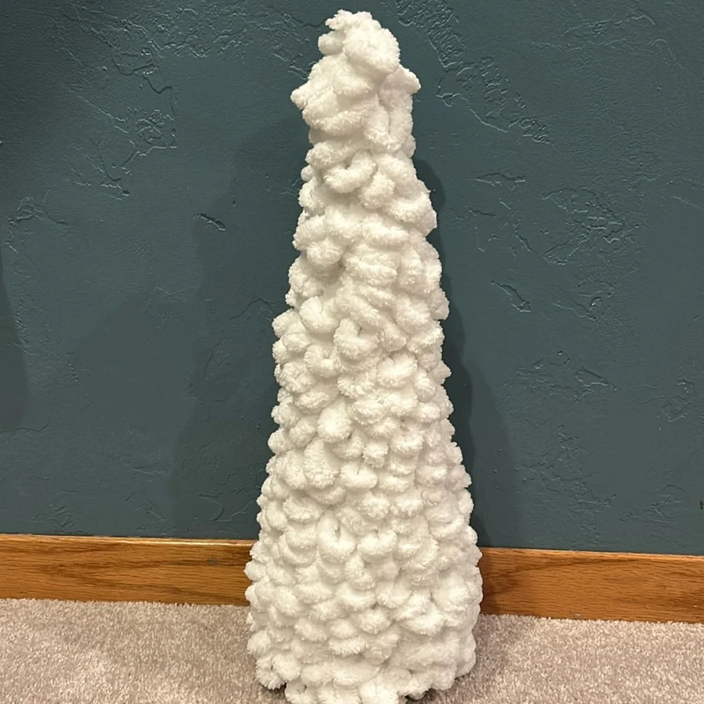 White Christmas Tree looped yarn